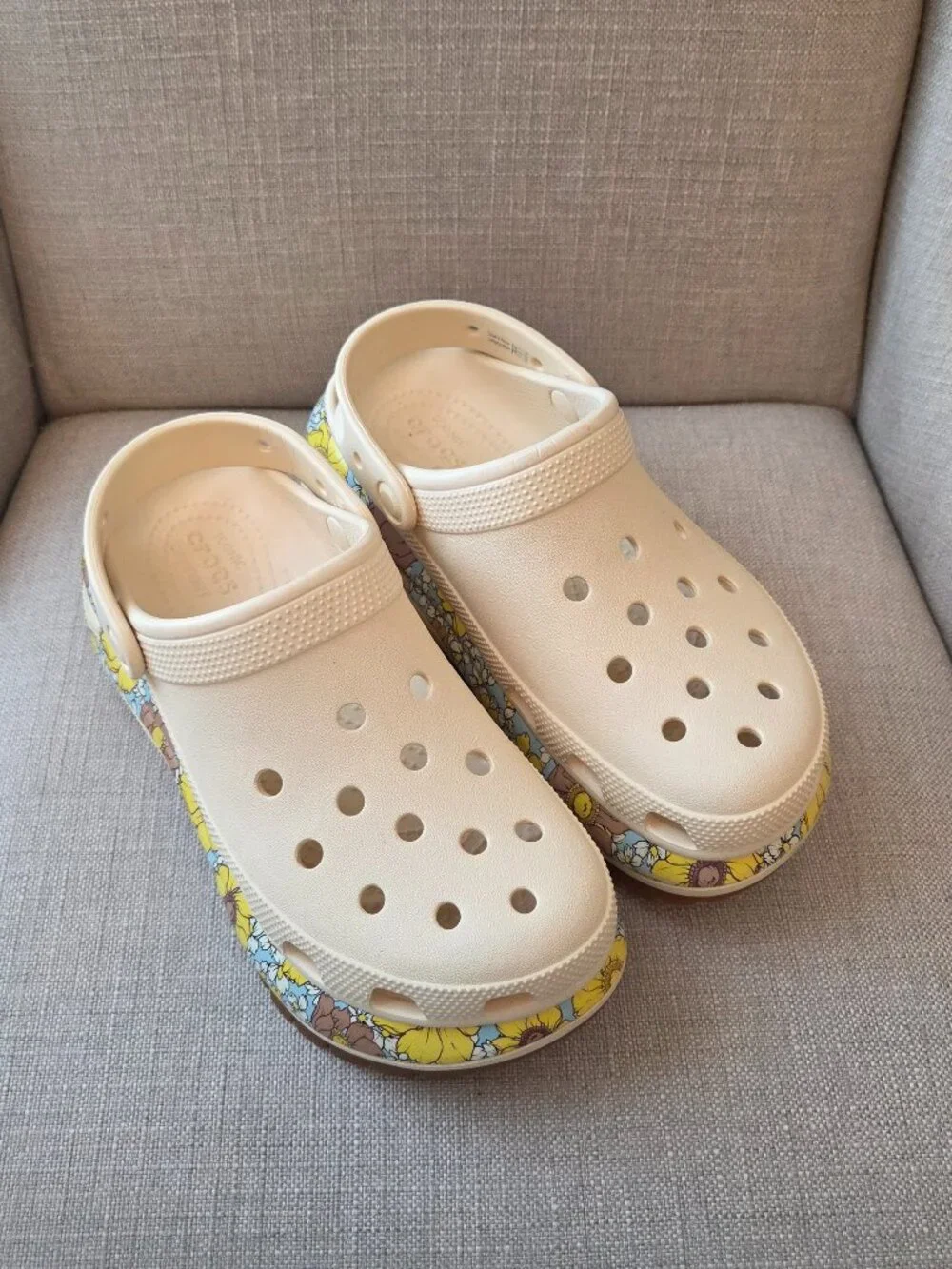 Crocs Mega Crush Clog Size 8 Womens Vanilla Multi Retro Floral Yellow Platform